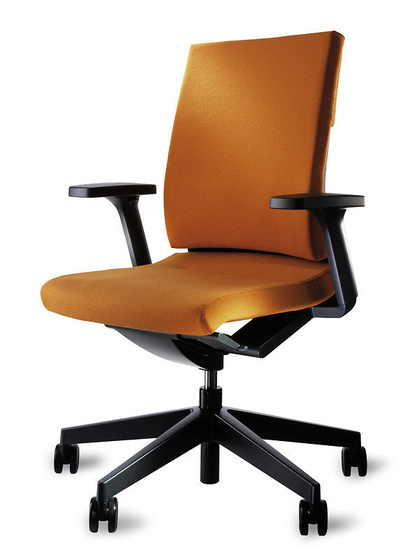 Ergonomischer Bürostuhl in orange mit verstellbaren Armlehnen und schwarzem Gestell auf Rollen.