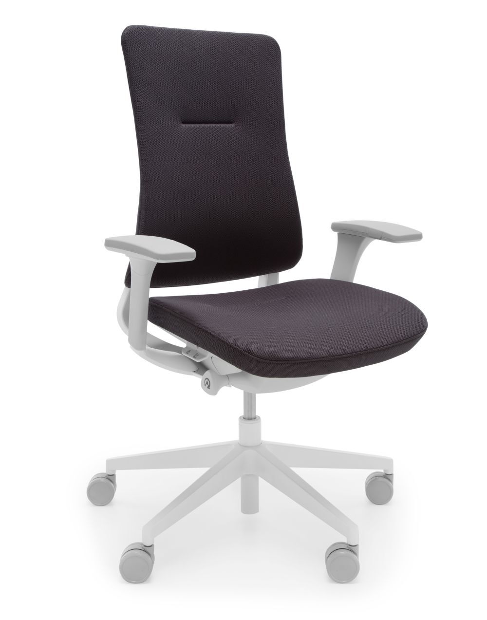 Ergonomischer Bürostuhl mit schwarzer Polsterung, weißen Armlehnen und Rollen, für dynamisches Sitzen geeignet.