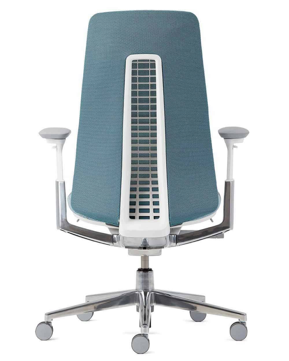 Ergonomischer Bürostuhl mit blauer Netzrückenlehne und verstellbaren Armlehnen, Ansicht von hinten, auf Rollen.
