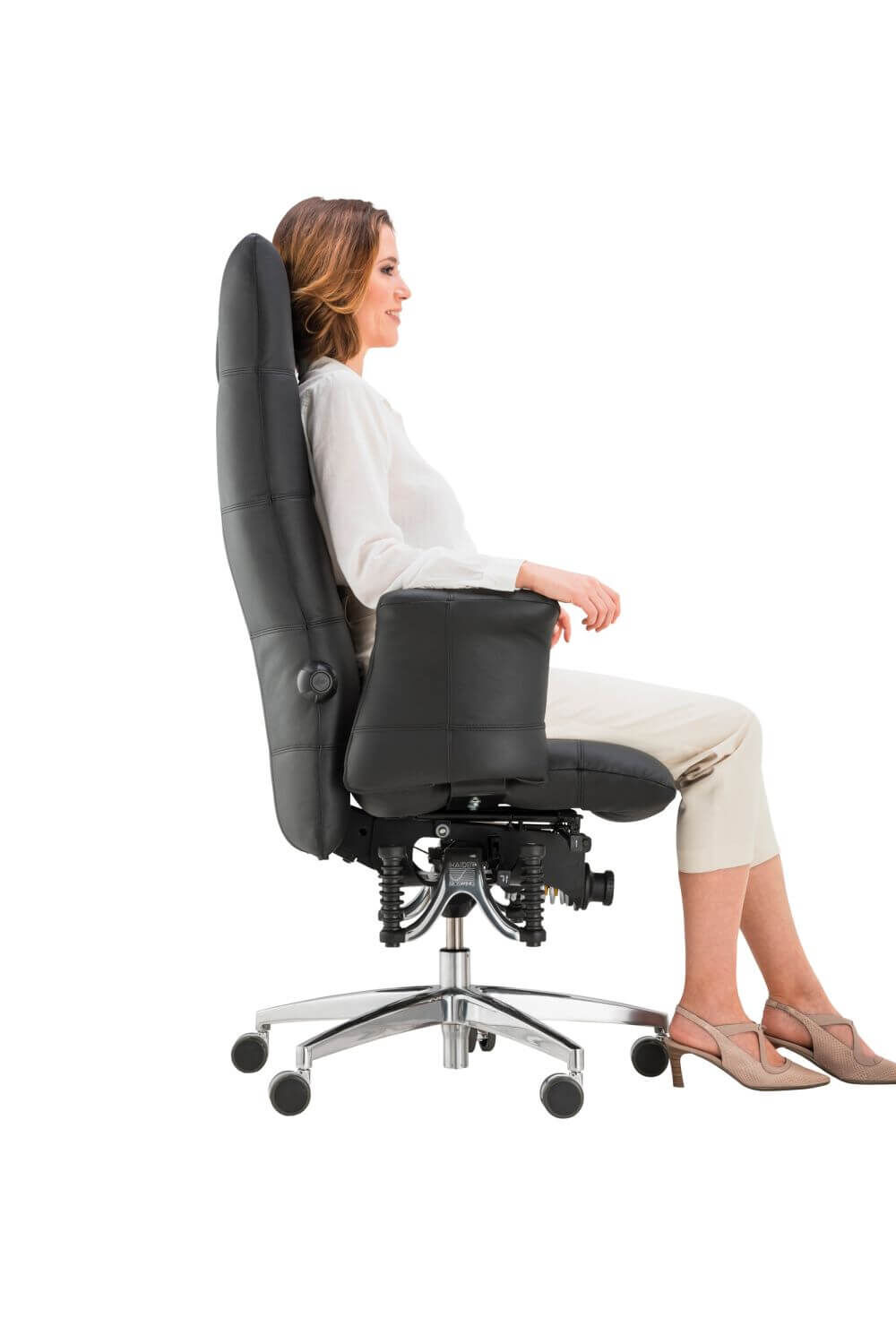Frau sitzt bequem auf einem ergonomischen Bürostuhl mit schwarzem Lederbezug und flexibler Rückenlehne.