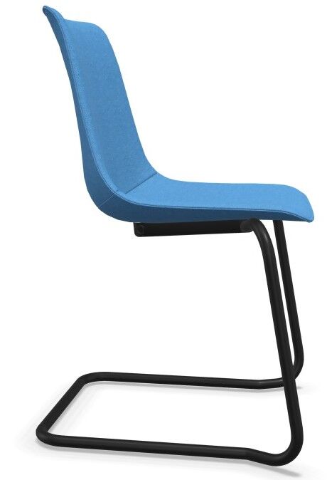 Moderner blauer Stuhl mit ergonomischem Design und schwarzem Metallrahmen, seitlich aufgenommen.