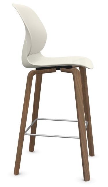 Moderner Barhocker mit weißer Sitzschale und Holzbeinen, ideal für ergonomisches Sitzen.