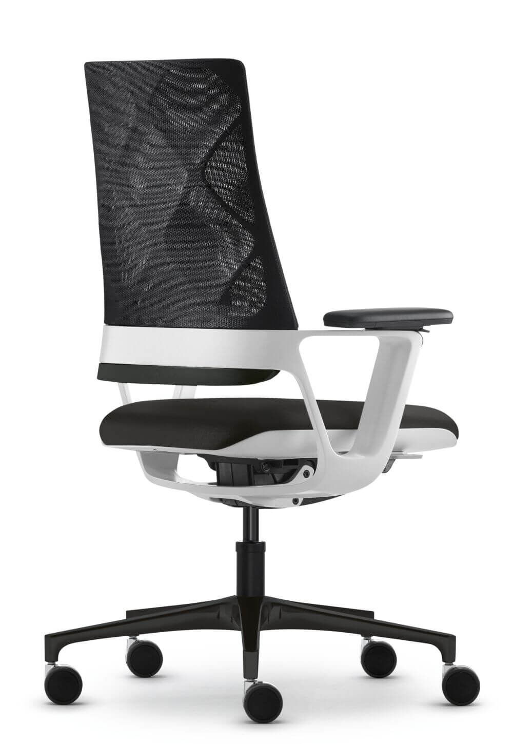 Ergonomischer Bürostuhl mit schwarzer Netzrückenlehne und weißem Rahmen, ideal für dynamisches Sitzen im Büro.