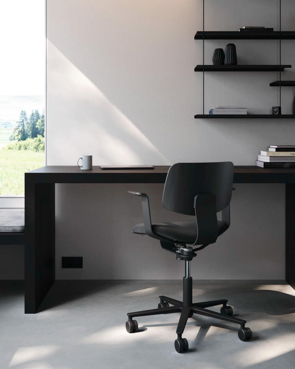 Ergonomischer Bürostuhl an einem modernen Schreibtisch mit natürlichem Licht und minimalistischem Regal im Hintergrund.