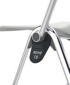 Detailansicht eines ergonomischen Stuhls mit Chromstruktur und Nummerierung "Reihe 15" auf schwarzem Einsatz.