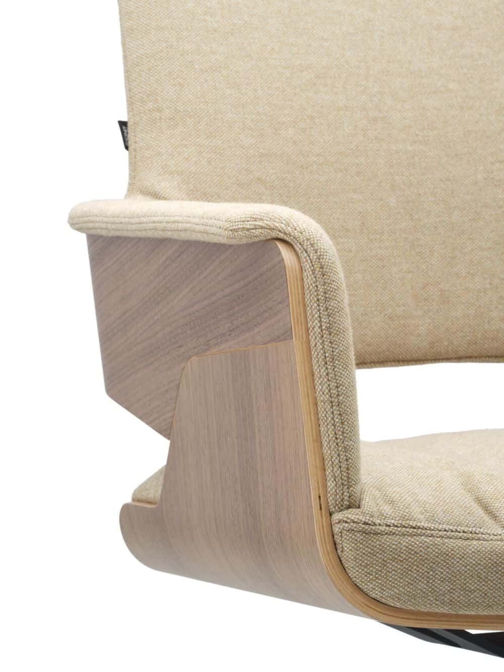 Detailaufnahme eines ergonomischen Bürostuhls mit gepolstertem Stoff und geschwungener Holzarmlehne.