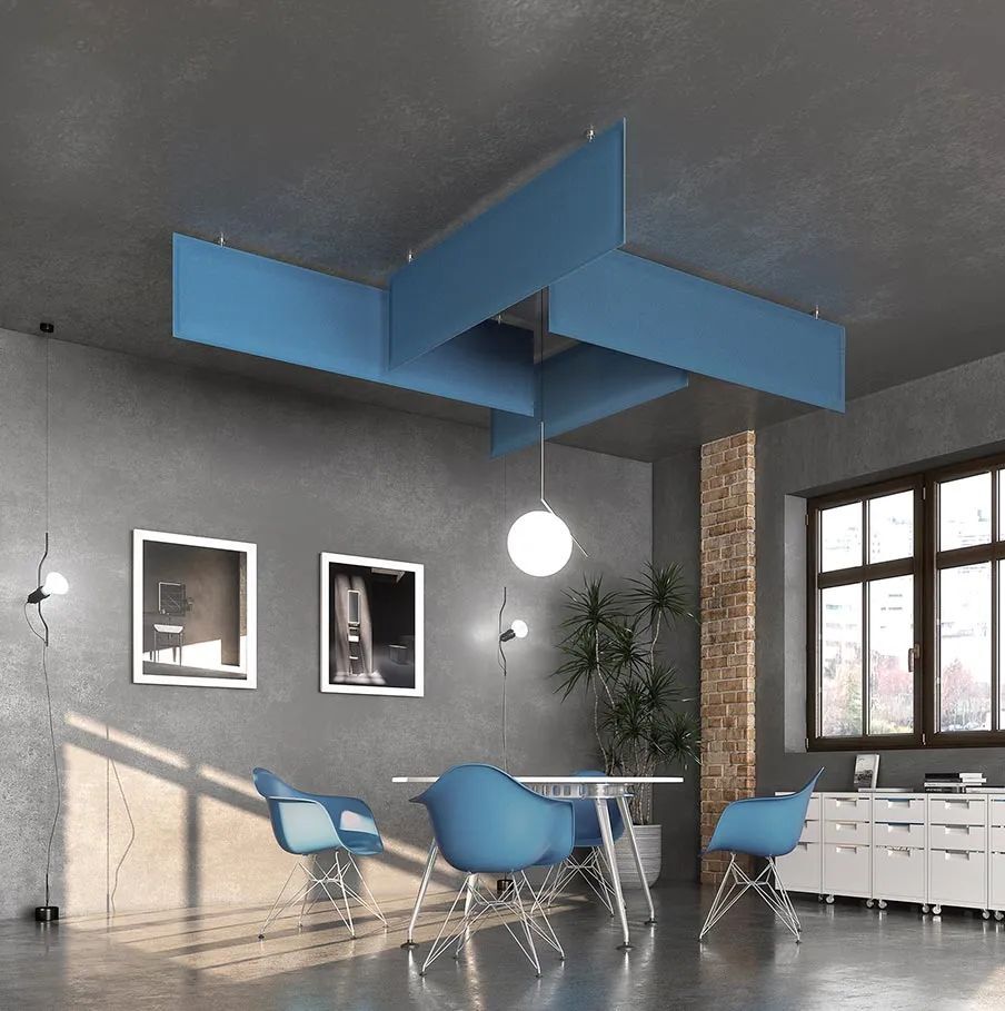 Moderner Besprechungsraum mit blauen Stühlen, rechteckigen Tisch und künstlerischem Deckendesign, betont durch natürliche Beleuchtung.