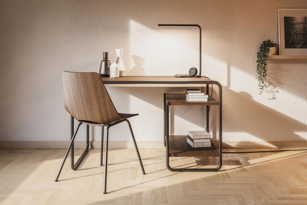Modernes Holzbüro mit ergonomischem Stuhl, Schreibtisch, Lampe und Dekorationen in warmem Sonnenlicht.