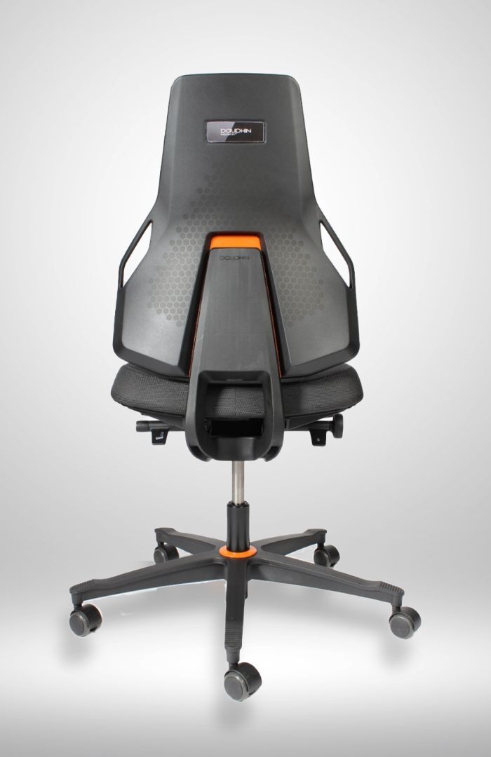 Rückenansicht eines ergonomischen Bürostuhls mit Netzgewebe und höhenverstellbarem Sitz auf einem Rollgestell.