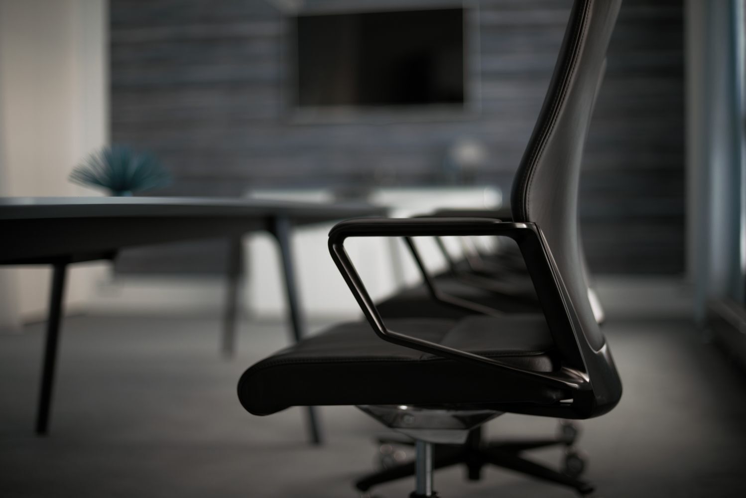 Seitenansicht eines ergonomischen Bürostuhls mit modernem Design in einem stilvollen Bürosetting.