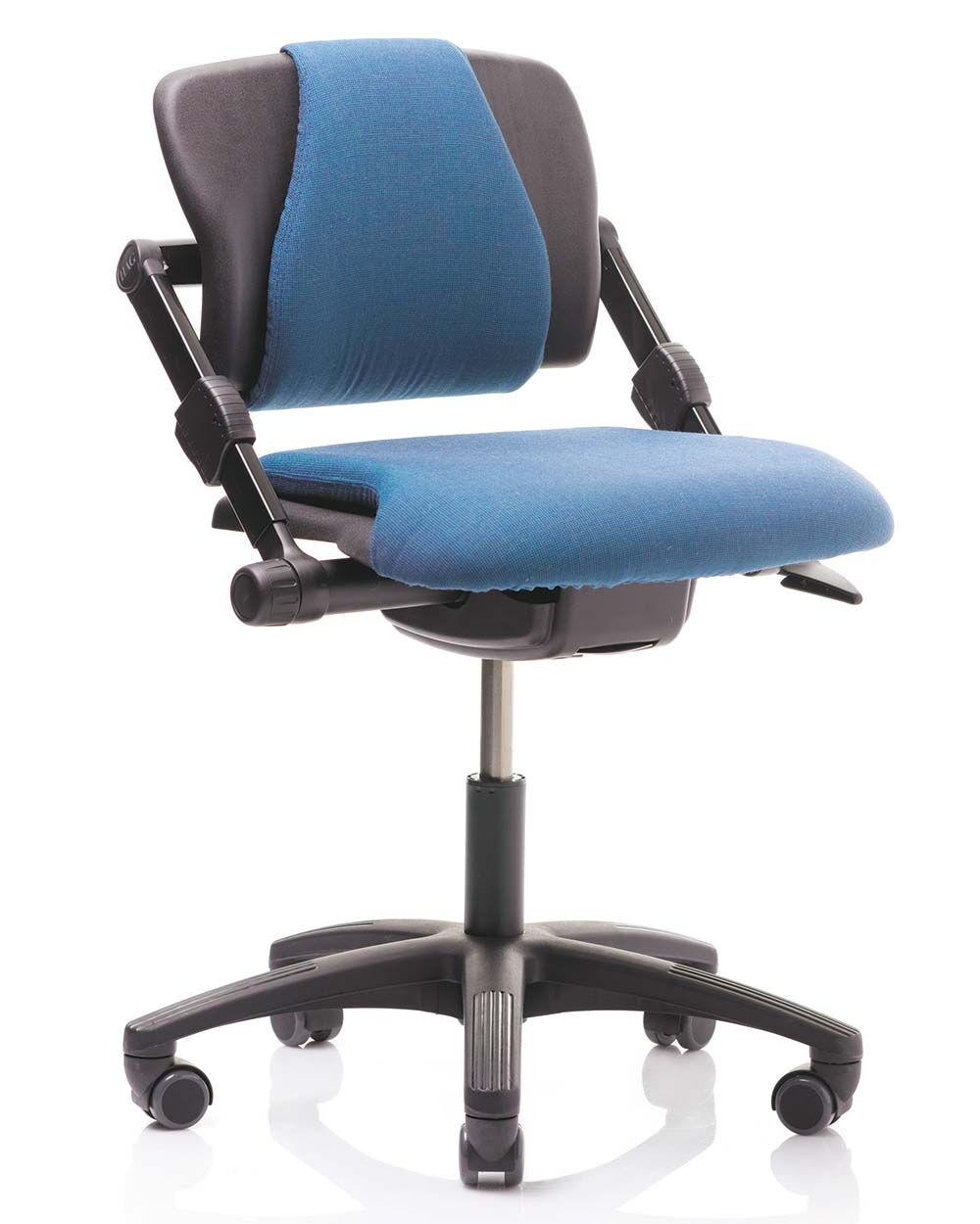 Ergonomischer Bürostuhl mit blauer Polsterung, schwarzem Gestell und einstellbarem Rückenteil für dynamisches Sitzen.