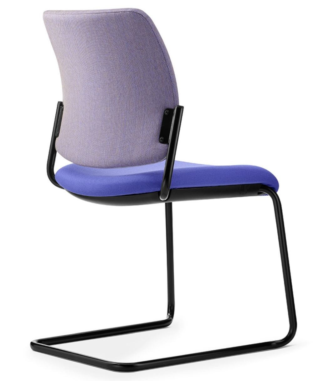 Ergonomischer Bürostuhl mit lila Polsterung und schwarzem Kufengestell für dynamisches Sitzen.