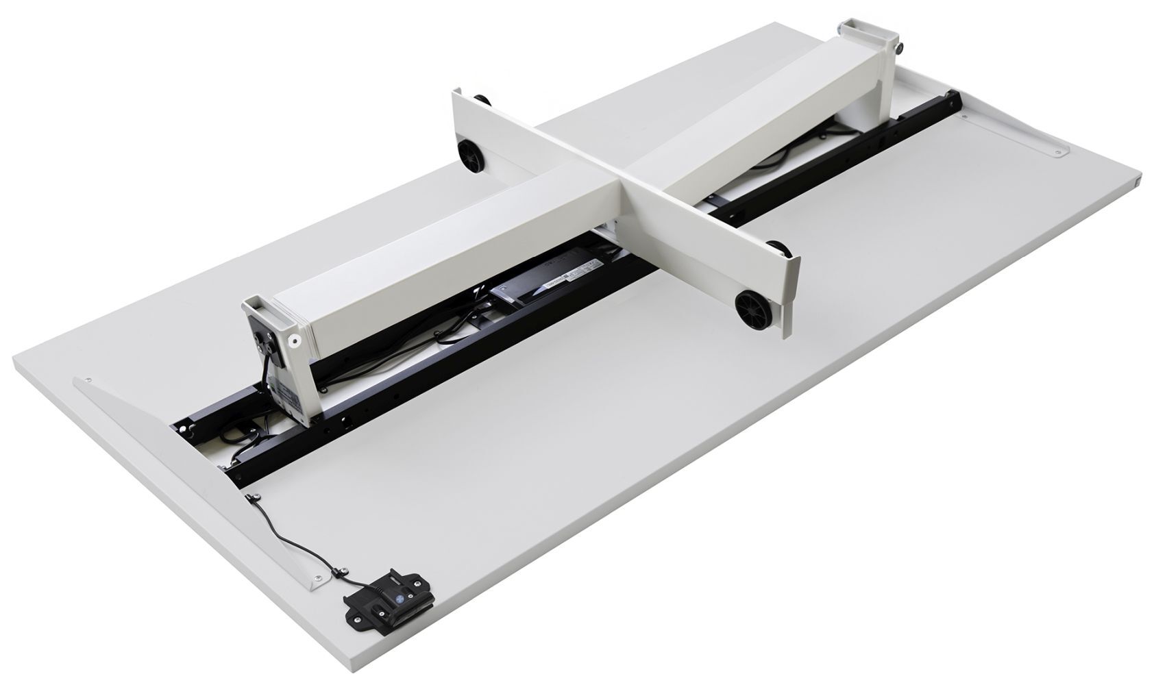 Unterseite eines höhenverstellbaren Schreibtischs mit elektronischen Komponenten und Kabelmanagement-Vorrichtungen.