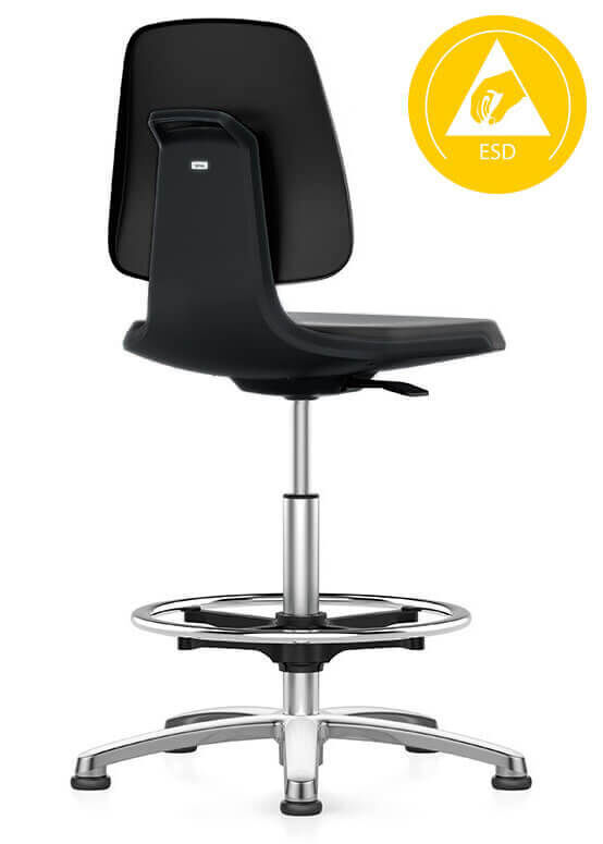 Schwarzer ergonomischer Bürostuhl, höhenverstellbar, mit ESD-Zertifikat, auf silbernem Gestell mit Fußring.