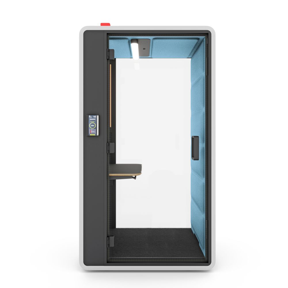 Schallisolierte Bürobox mit Glastür, innen blau gepolstert, bietet eine ruhige, private Arbeitsumgebung.