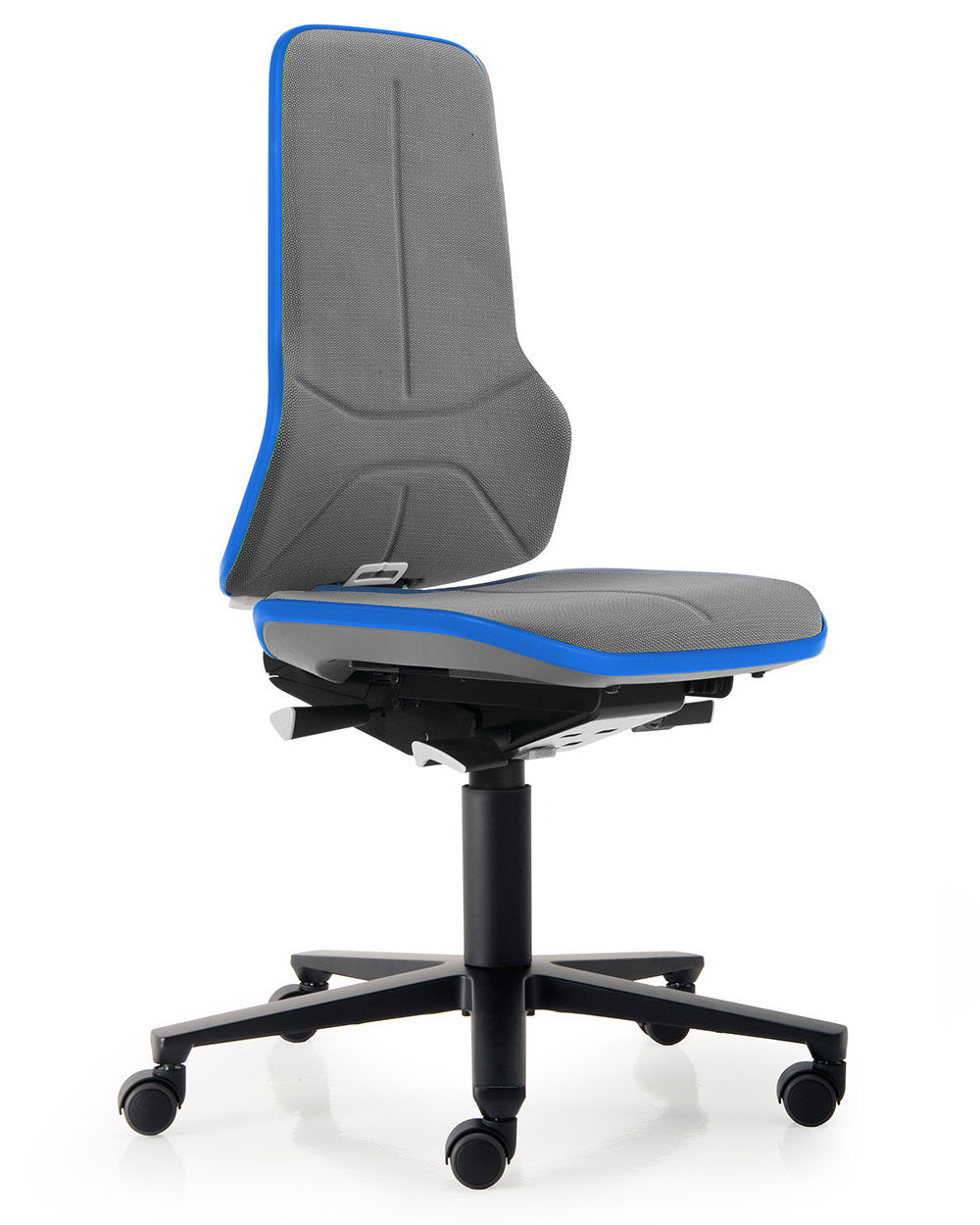 Ergonomischer Bürostuhl mit grauem Stoffbezug, blauen Akzenten und einem schwarzen Rollfußgestell.