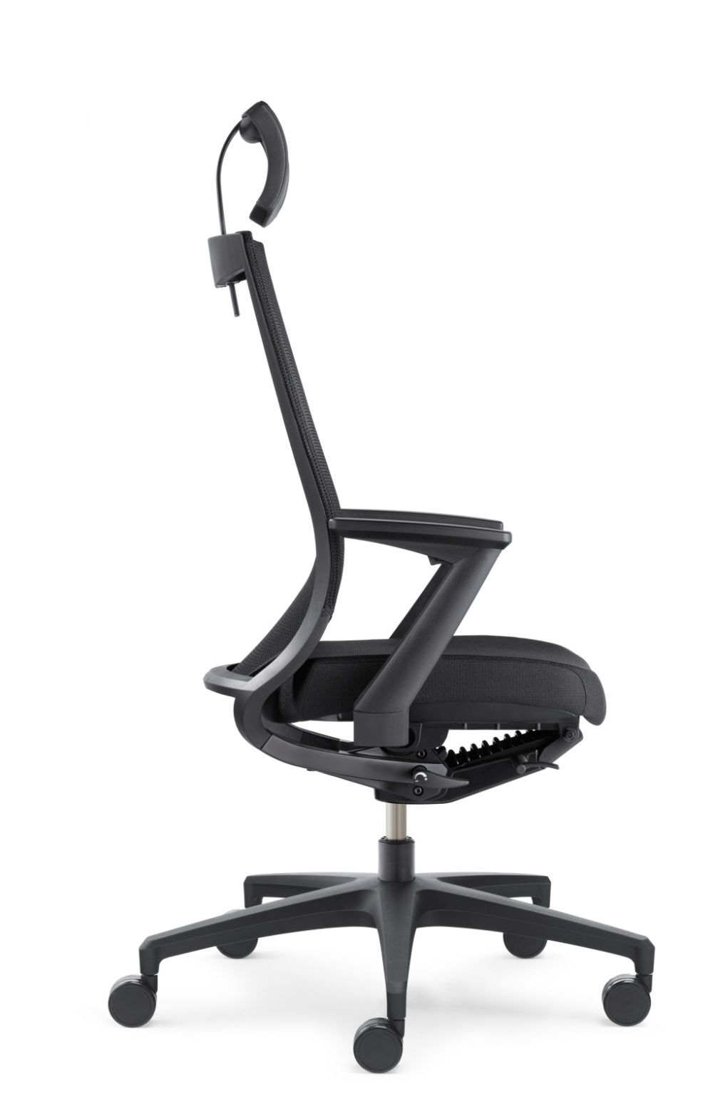 Ergonomischer Bürostuhl in Seitenansicht mit verstellbarer Kopfstütze, schwarzer Netzrückenlehne und Armlehnen.