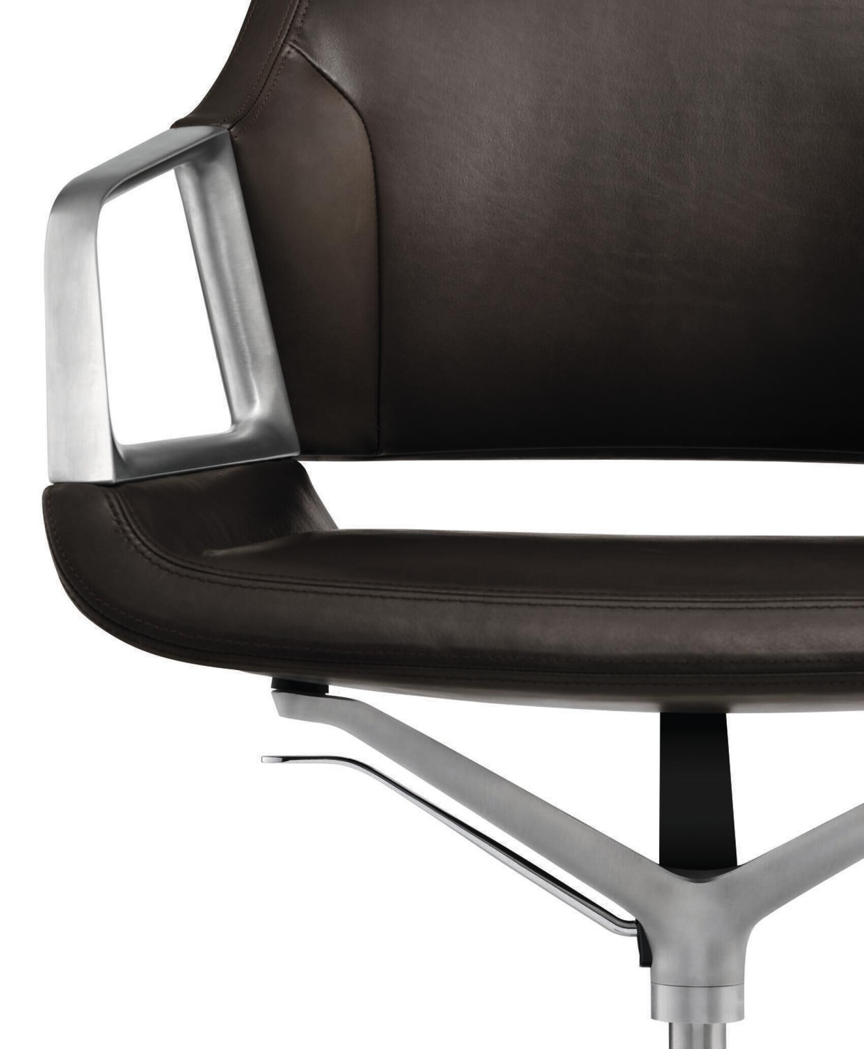 Ergonomischer Bürostuhl mit braunem Lederbezug und silbernen Armlehnen, modern und stilvoll gestaltet.