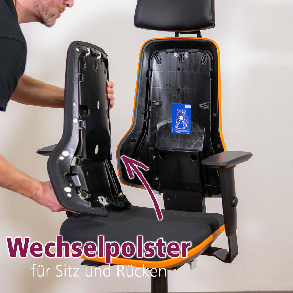 Person wechselt Polster eines ergonomischen Bürostuhls, zeigt Flexibilität für Sitz und Rücken.
