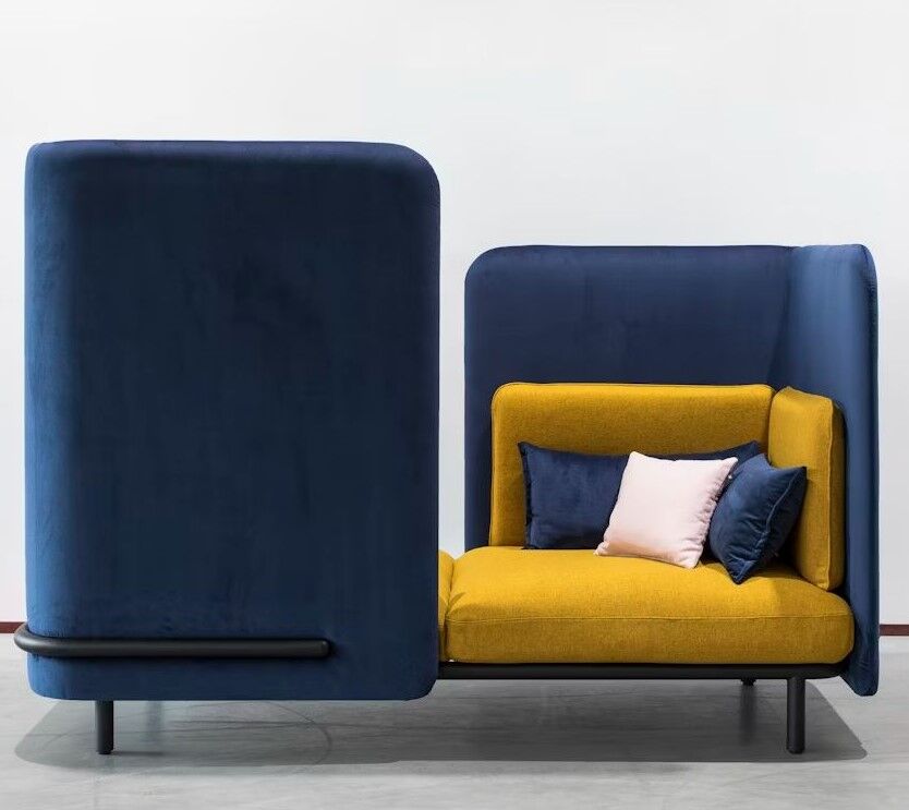 Ergonomisches Sofa mit blauen Rückenlehnen und gelber Polsterung, ideal für dynamisches Sitzen im Büro.