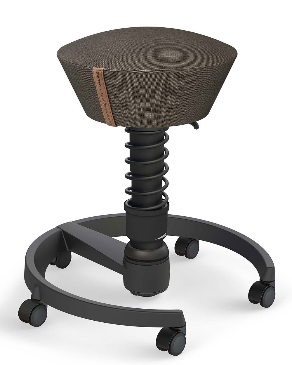 Moderner ergonomischer Hocker mit braunem Sitz und Federgestell auf einem schwarzen Rollfuß.