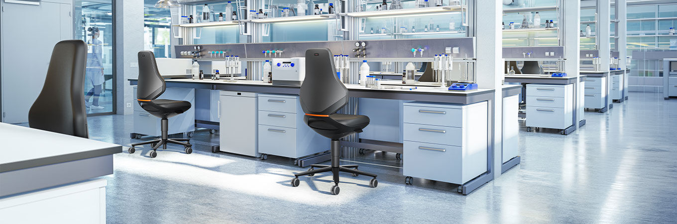 Ergonomische Bürostühle in modernem Labor, fördern dynamisches Sitzen an Arbeitsplätzen mit hochwertiger Ausstattung.