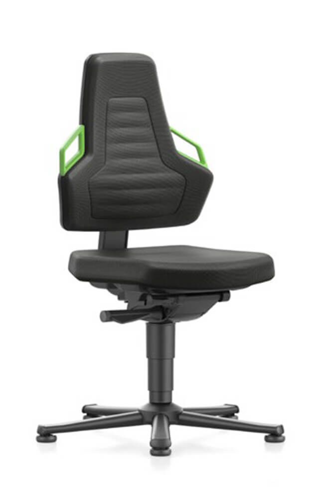 Ergonomischer Bürostuhl mit schwarzem Design, verstellbarer Rückenlehne und grünem Akzent, auf fünf Rollenbasis.