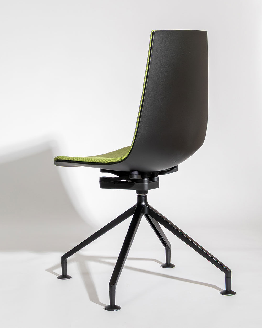 Moderner ergonomischer Bürostuhl mit grünem Sitz und schwarzer Rückenlehne auf Metallgestell mit vier Beinen.