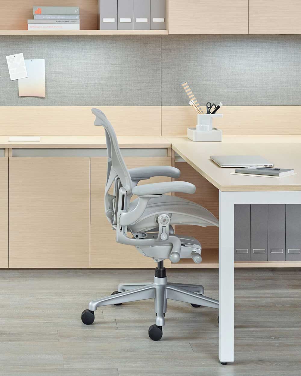 Herman Miller Aeron, Mineral, Größe C, Komplettmodell, im Büro