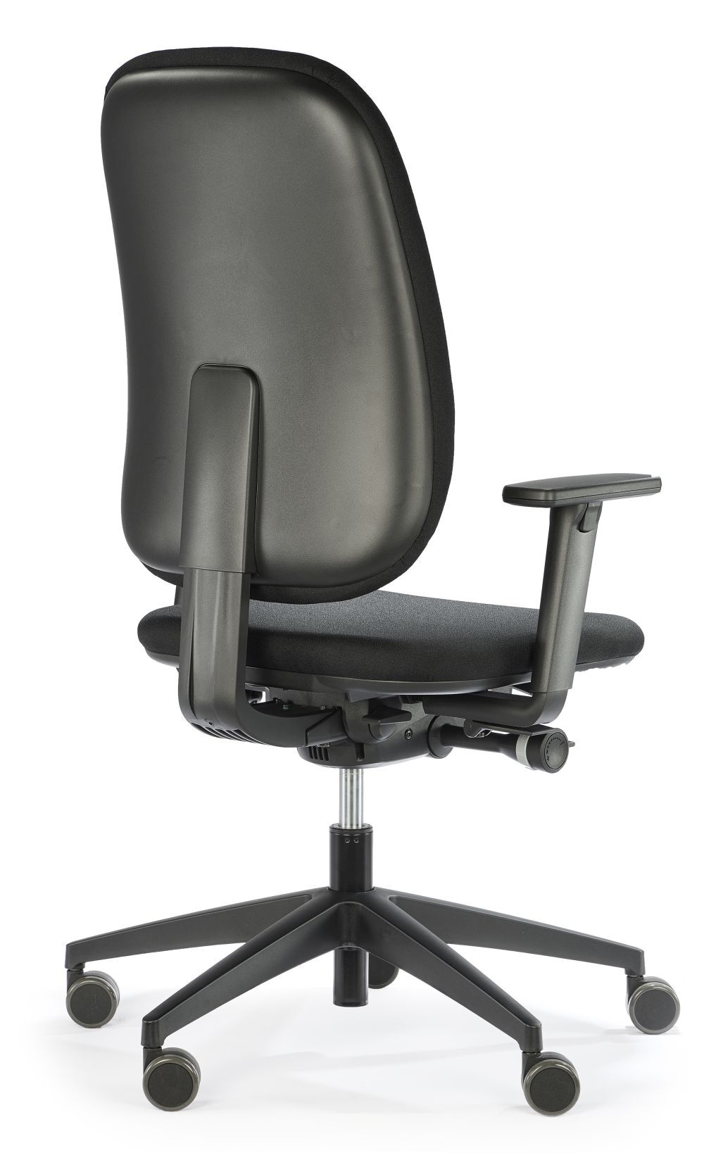 Schwarzer ergonomischer Bürostuhl mit verstellbaren Armlehnen und Rollen, Rückansicht, auf weißem Hintergrund.