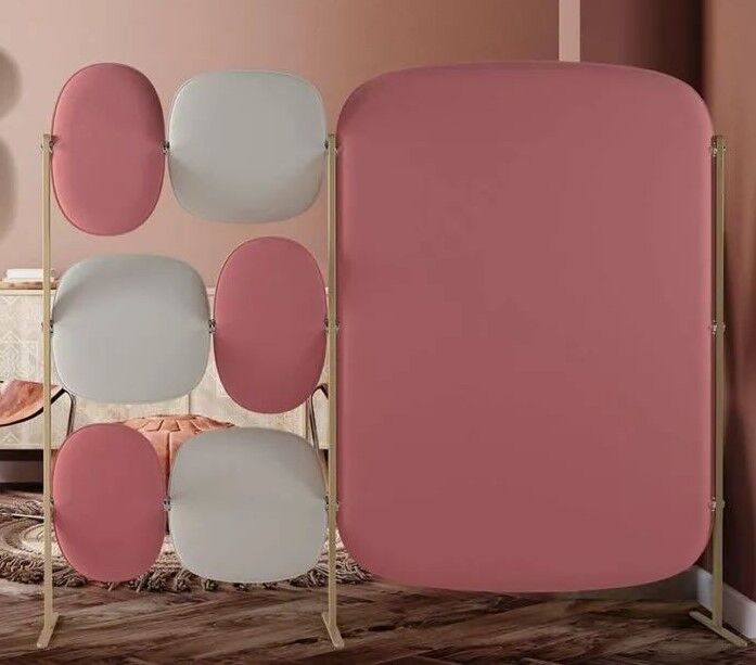 Rosa und weiße Akustiktrennwand in modernem, eleganten Design vor einem stilvollen Hintergrund.