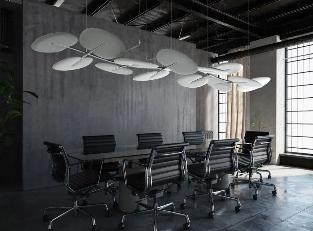 Moderner Konferenzraum mit ergonomischen Bürostühlen und stilvoller Beleuchtung. Große Fenster lassen Tageslicht herein.