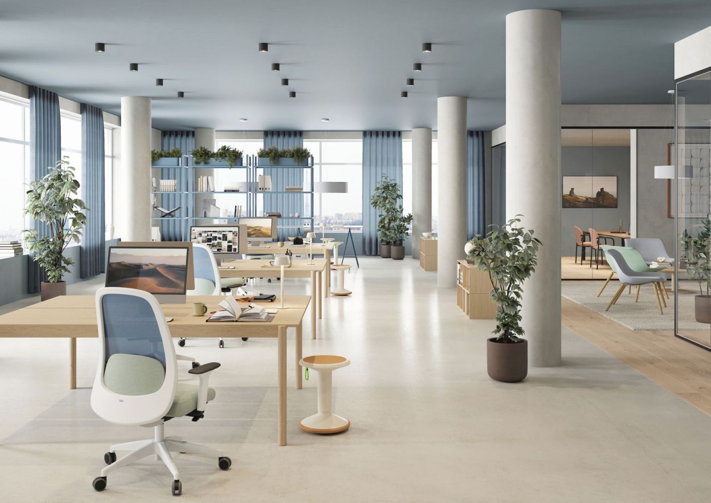 Modernes Büro mit ergonomischen Stühlen und Schreibtischen, Pflanzen, hellen Farben und natürlichem Licht.