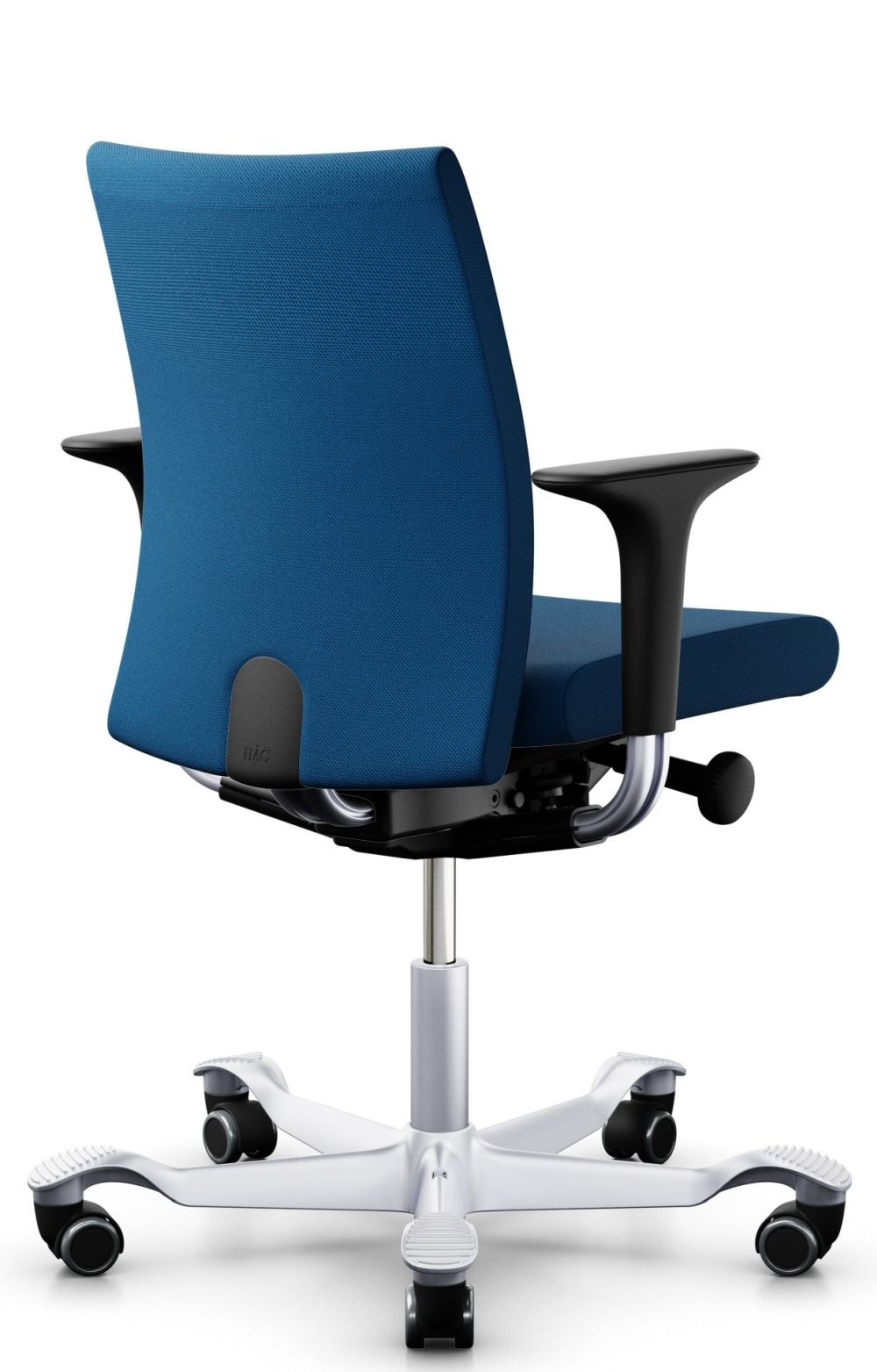 Blauer ergonomischer Bürostuhl mit verstellbaren Armlehnen und Rollen, seitliche Ansicht von hinten gezeigt.