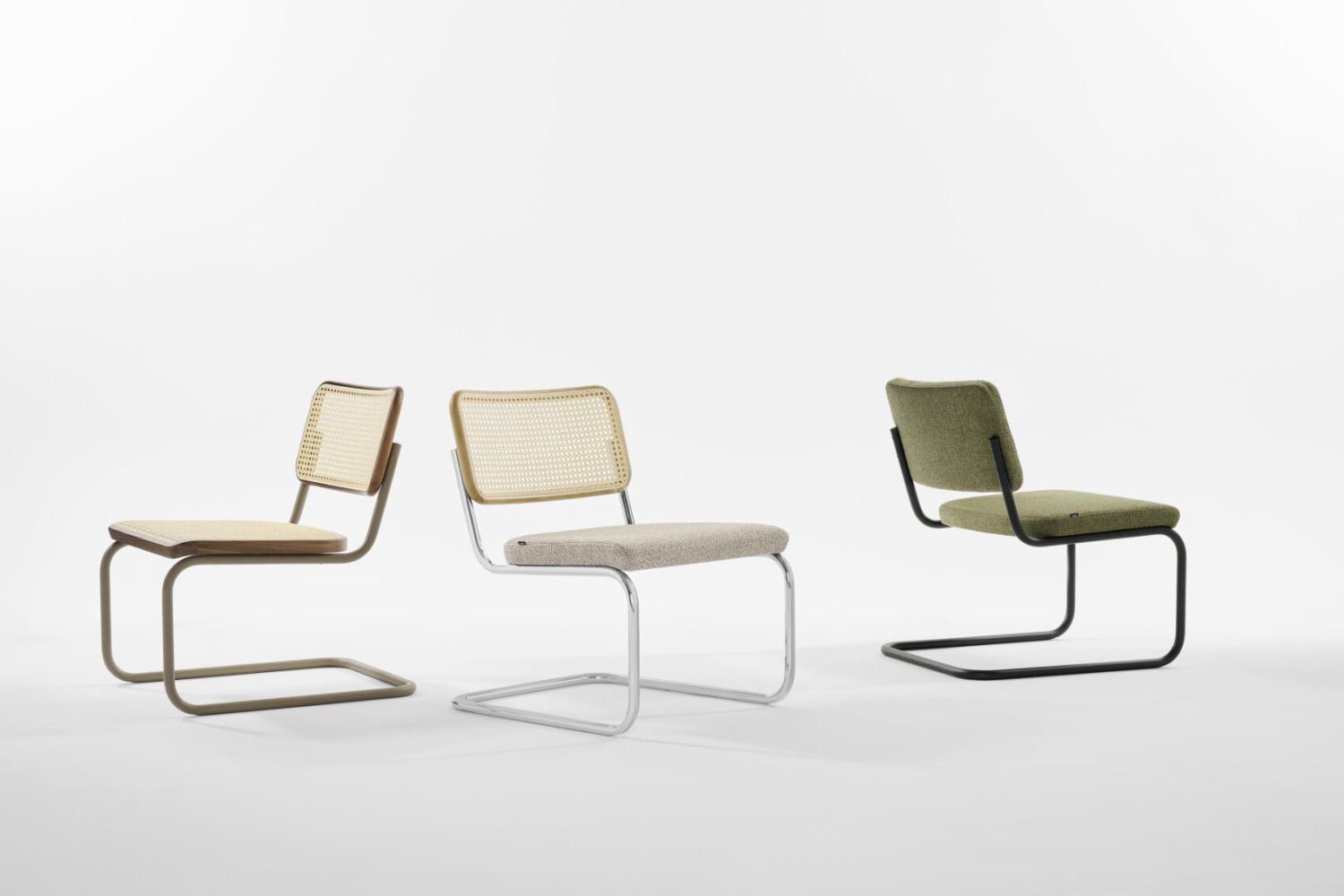 Drei ergonomische Freischwingerstühle in verschiedenen Farben, die minimalistisches Design und Komfort bieten.