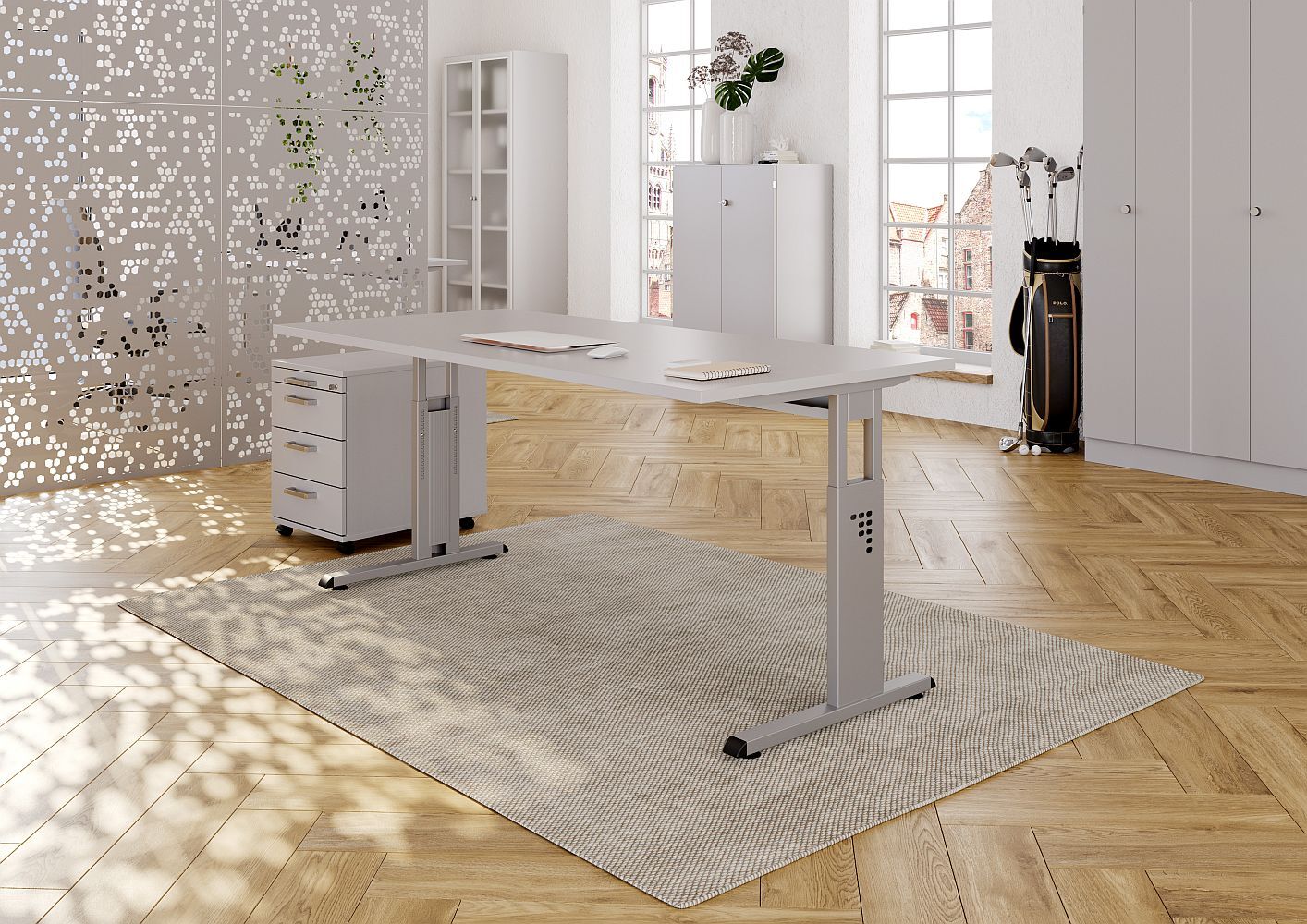 Helles Arbeitszimmer mit ergonomischem höhenverstellbarem Schreibtisch, Rollcontainer und modernem Dekor auf Holzboden.