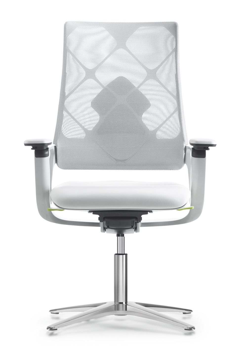 Ergonomischer Bürostuhl mit weißem Netzrücken, verstellbaren Armlehnen und poliertem Metallfuß für gesundes Sitzen.