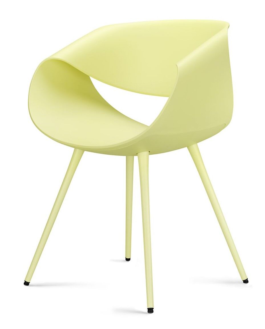 Eleganter cremefarbener Designerstuhl mit geschwungener Rückenlehne und vier schrägen Beinen.
