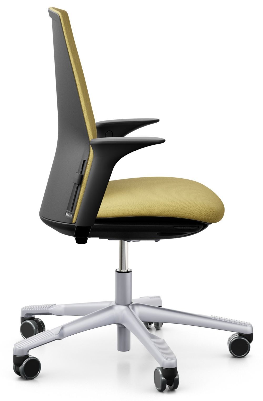 Ergonomischer Bürostuhl mit gelber Sitzfläche und verstellbaren Armlehnen, seitliche Ansicht auf Rollen.