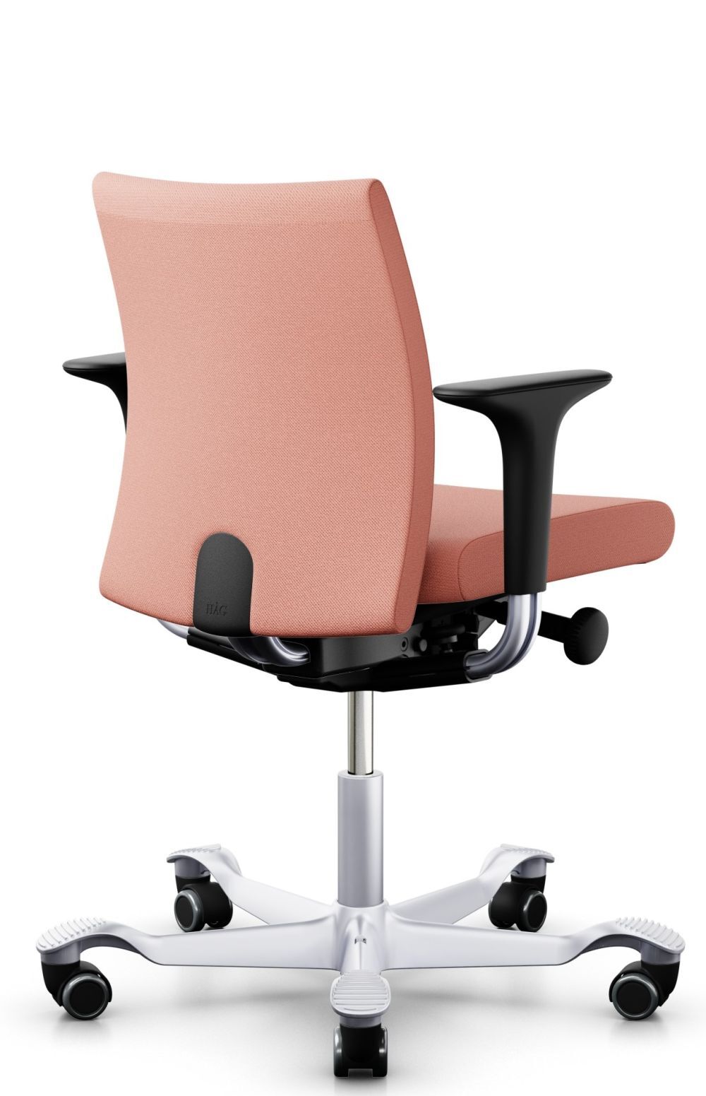 Ergonomischer Bürostuhl in Rosa mit flexiblem Rückenteil und verstellbaren Armlehnen, auf fünf Rollen.