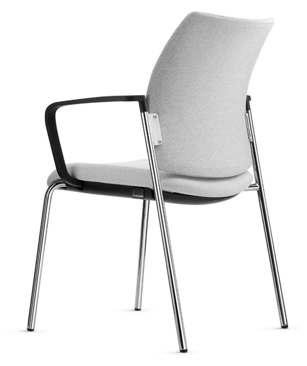 Moderner Bürostuhl in Grau mit ergonomischer Rückenlehne und verchromten Beinen zur Förderung des bewegten Sitzens.