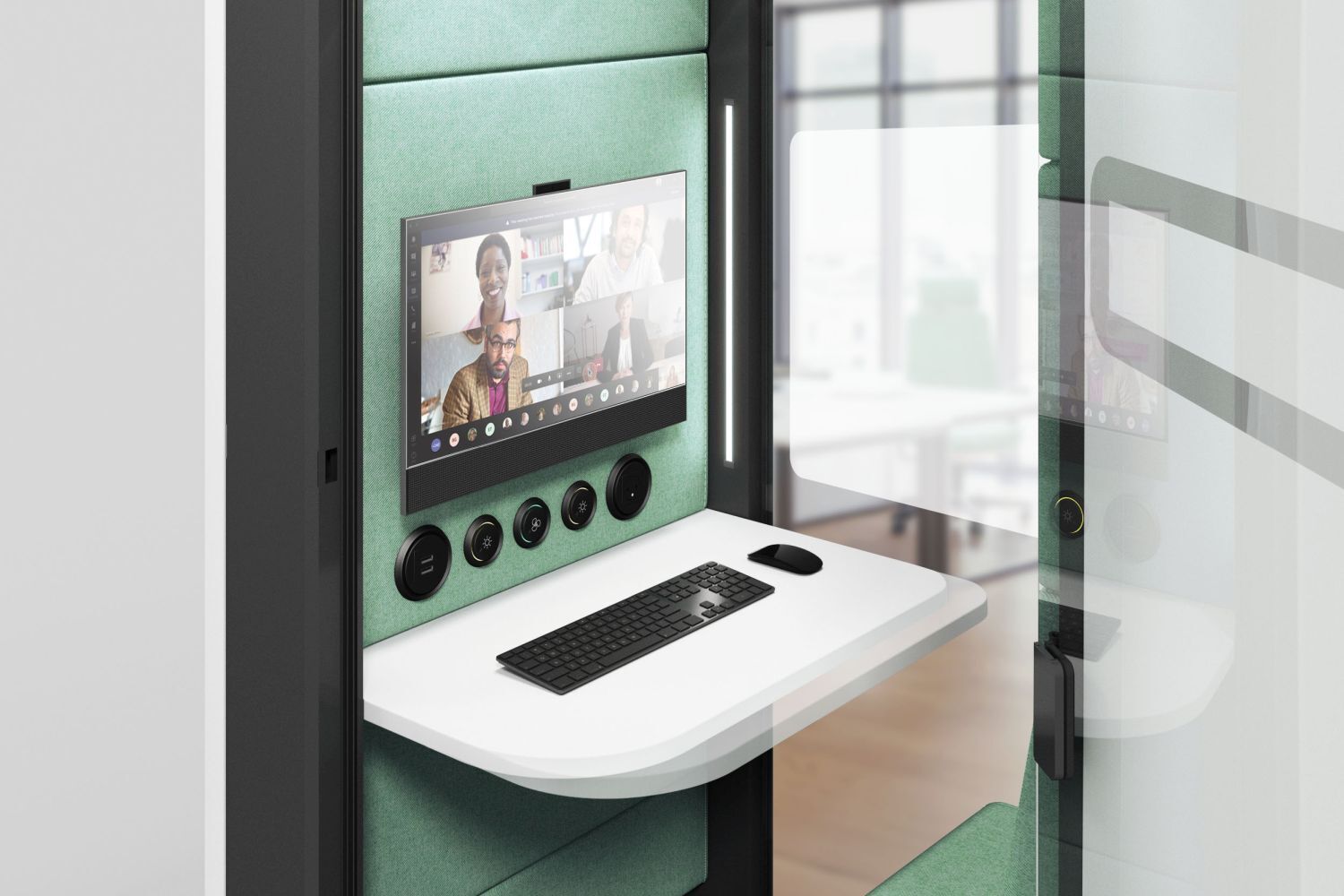 Moderne Telefonkabine mit Videokonferenz-Setup, Monitor und Tastatur, ideal für private Online-Meetings im Büro.