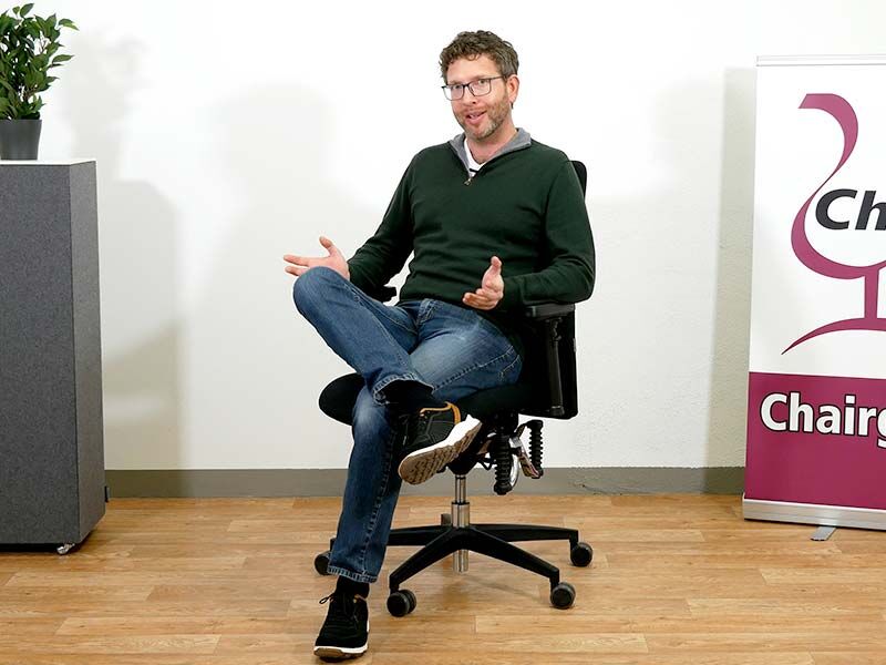 Kai Schmidt auf dem Haider Bioswing 360 iQ Bürostuhl