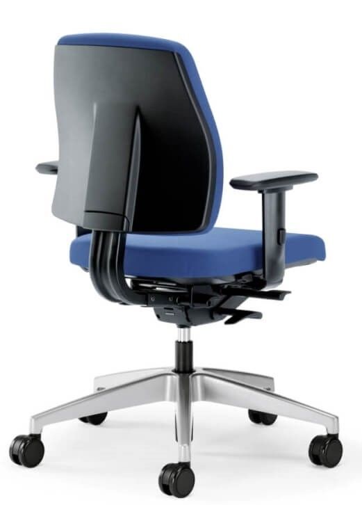 Ergonomischer Bürostuhl mit blauer Polsterung, verstellbaren Armlehnen und Rollen, Ansicht von hinten.