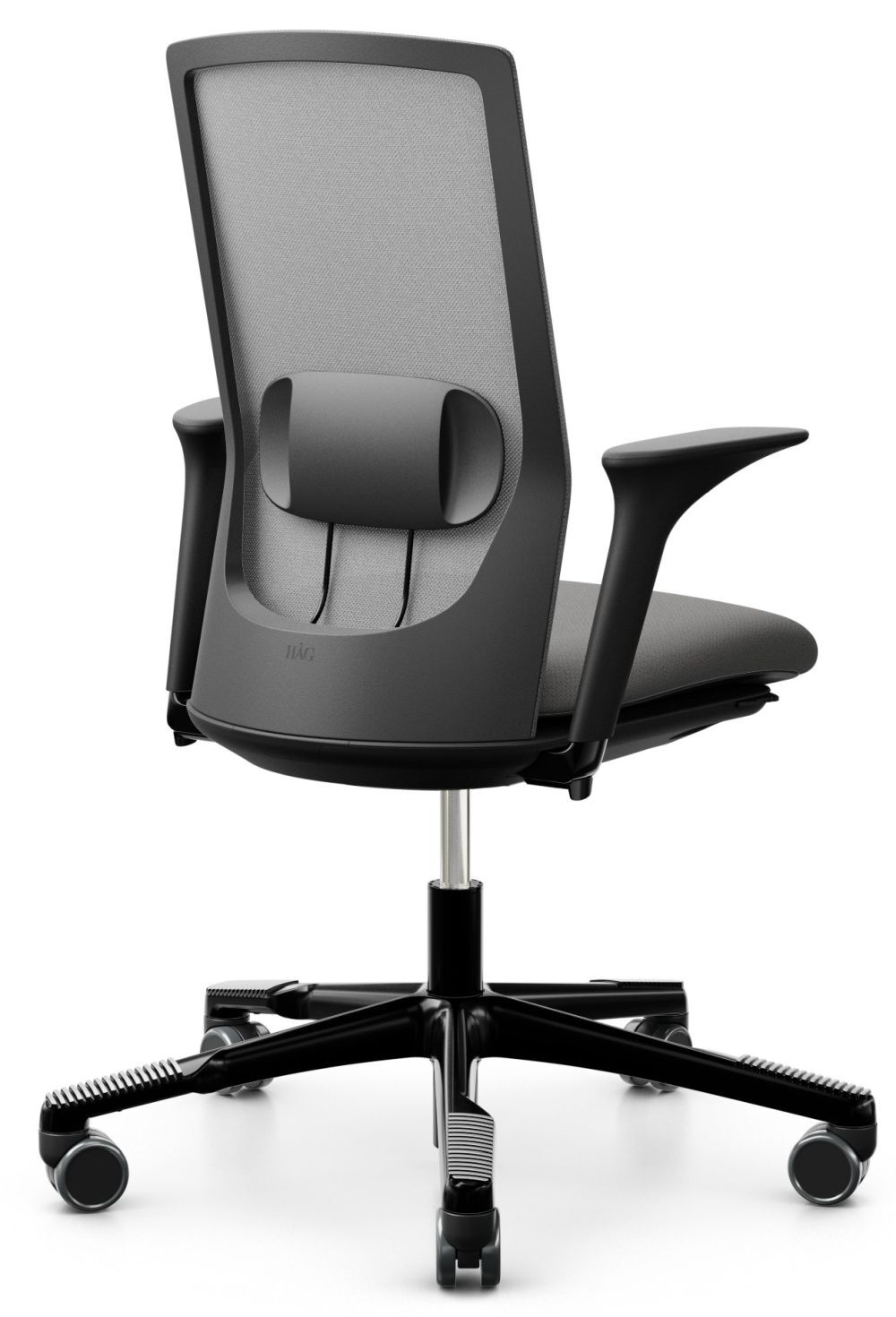 Rückansicht eines ergonomischen Bürostuhls mit Mesh-Rückenlehne, Lendenwirbelstütze und fünf Rollen auf schwarzem Fuß.