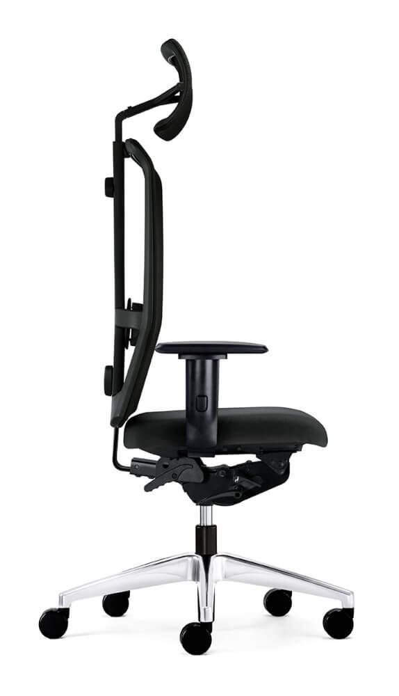 Seitansicht eines ergonomischen Bürostuhls mit verstellbarer Kopfstütze und ergonomischen Funktionen auf Rollen.