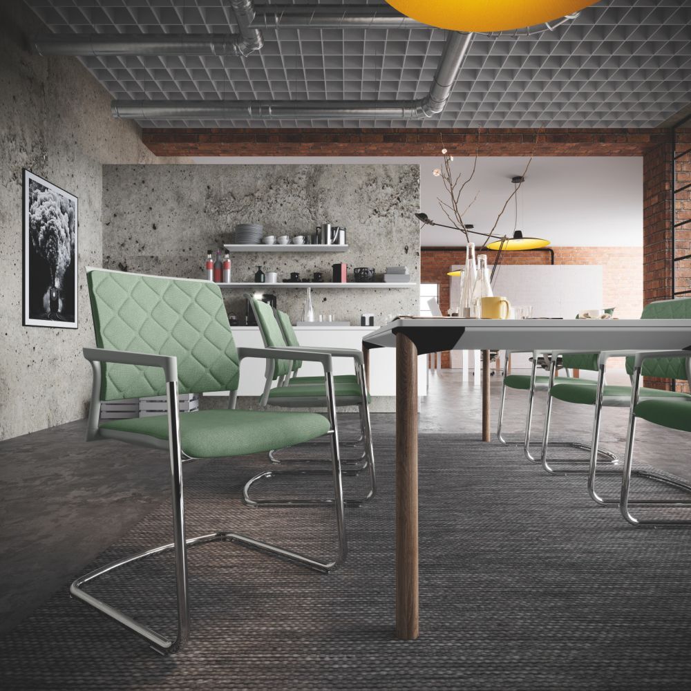 Moderne Meetingraum mit grünen ergonomischen Stühlen und Betonwänden, betont industrielles Design und Komfort.