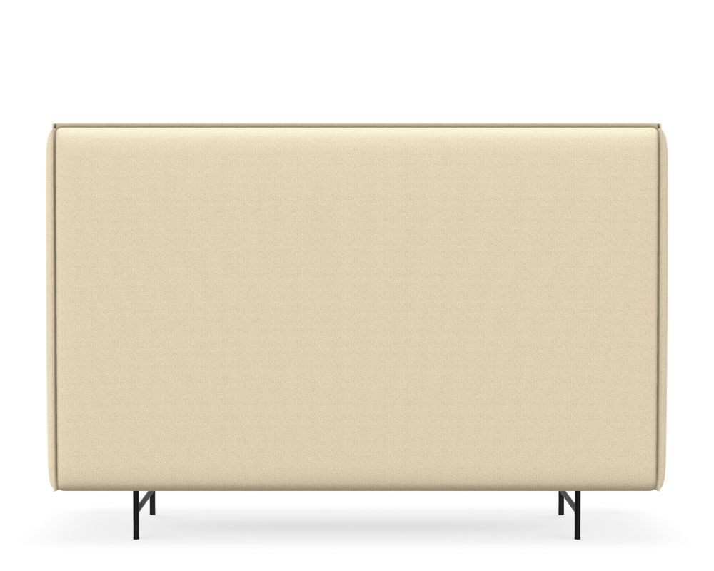 Beige Trennwand auf schwarzen Metallbeinen, ideal für Büro- oder Heimarbeitsplätze geeignet.