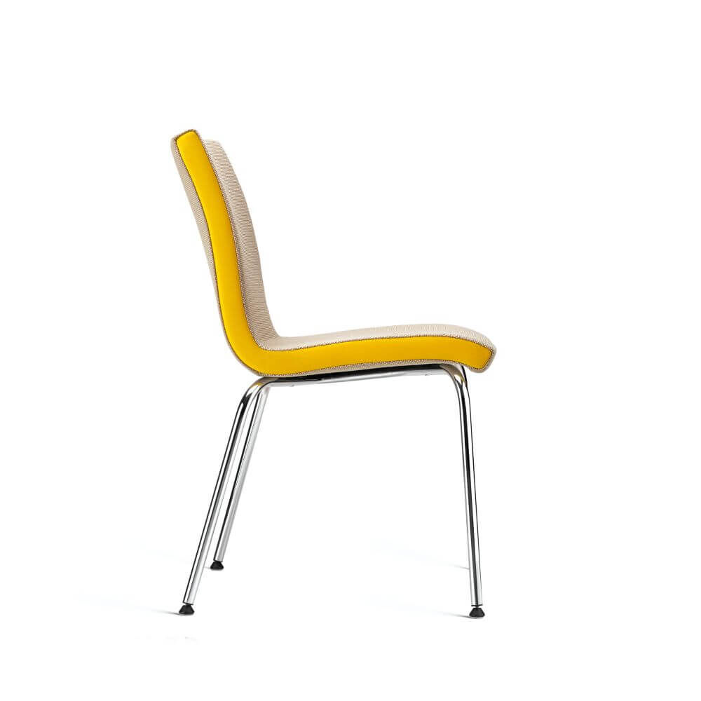 Seitenansicht eines ergonomischen Stuhls mit gelber Rückenlehne und beigem Sitz auf Chromgestell.