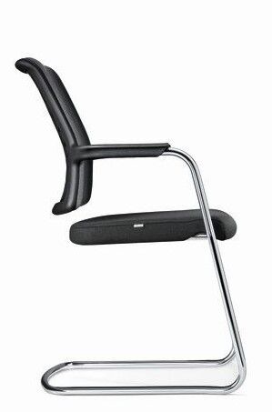 Moderner schwarzer Schwingstuhl mit verchromtem Stahlrahmen, ideal für ergonomisches und dynamisches Sitzen im Büro.